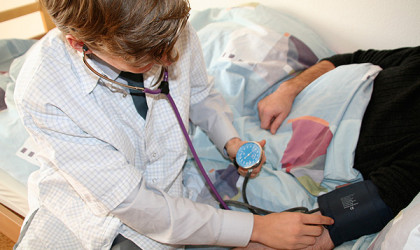 Hausarzt bei der Blutdruckmessung | Bildquelle: pixelio.de - Philipp Flury